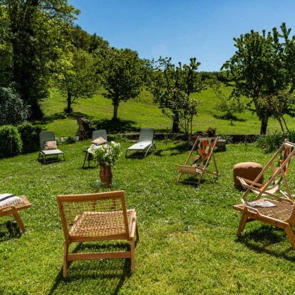 Cercle de chaises dans le jardin de la Maison de Ninette pour un stage bien-être