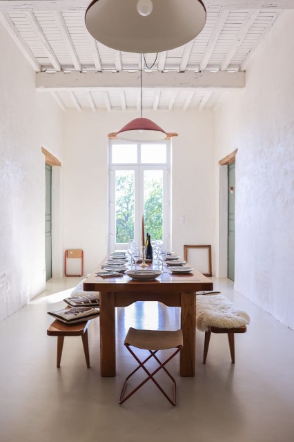 Grande tablée dressée dans la salle principale de la Maison de Ninette
