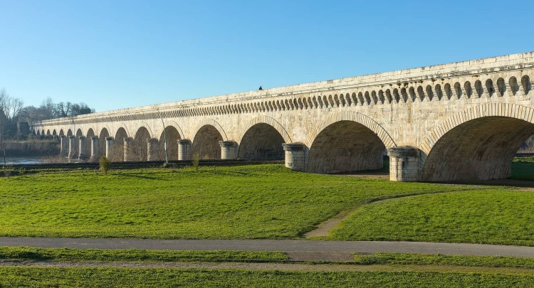 Pont-canal d'Agen et ses arches en pierre sur la Garonne, étape du canal des 2 mers à vélo