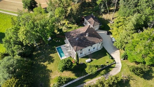 Vue aérienne de La Métairie Castelculier, maison avec piscine à la campagne près d'Agen