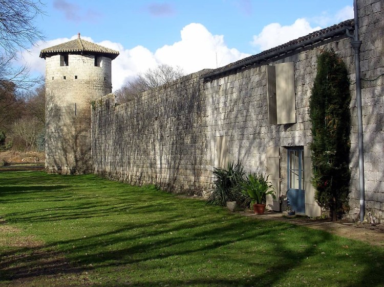 Remparts et tour de la bastide de Vianne en Lot-et-Garonne, à 2 km du canal de Garonne
