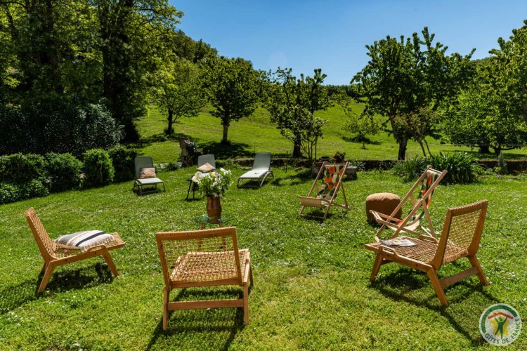 Cercle de chaises dans le jardin de la Maison de Ninette pour un stage bien-être