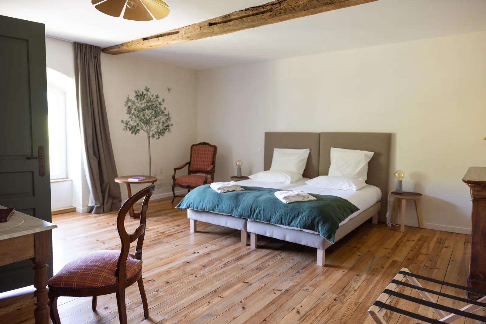Chambre Fleur de figuier, parquet d’origine et lits twin, Maison de Ninette près d’Agen