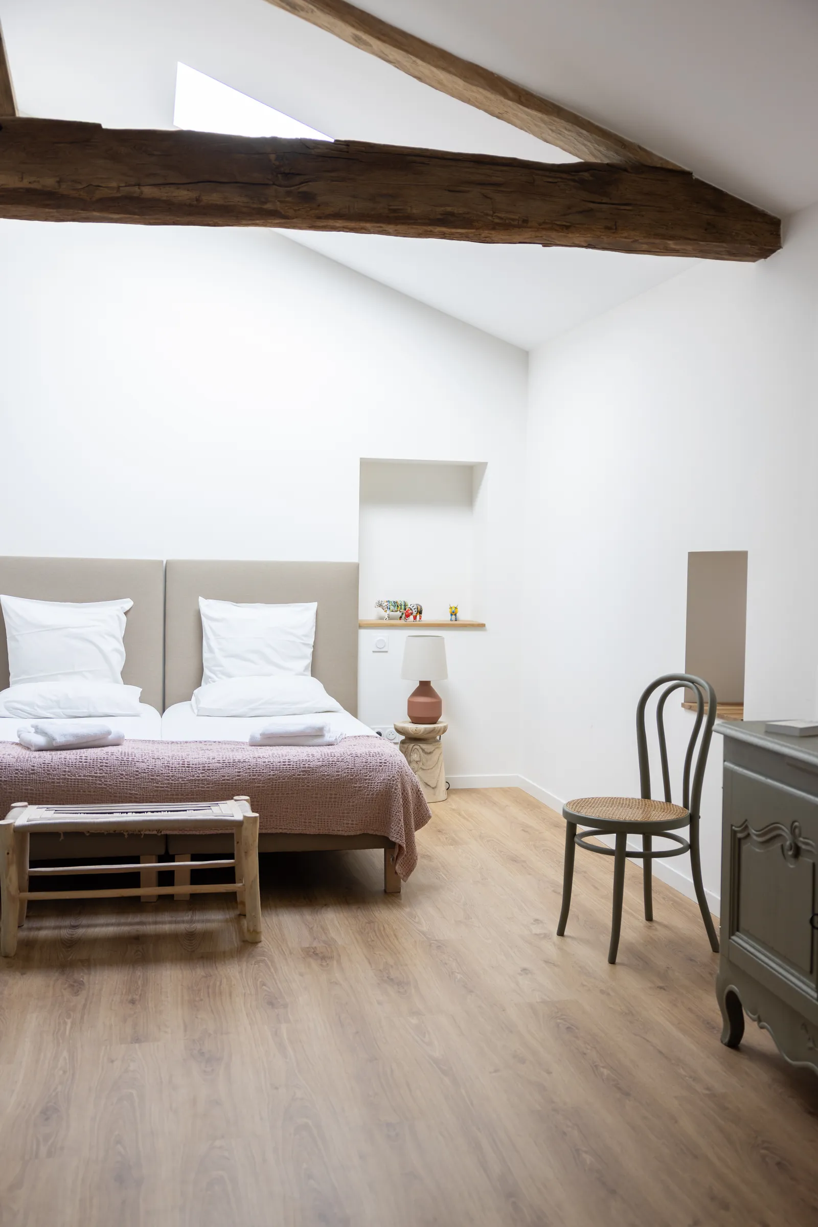 Chambre La Prairie sous les poutres anciennes, lits twin et fenêtre de toit, gîte près d’Agen