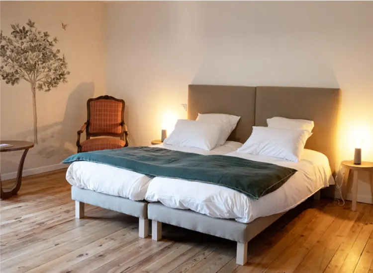 Chambre aux lits jumeaux et parquet ancien, gîte La Métairie près d'Agen