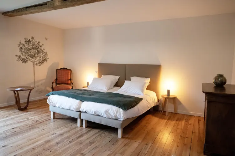 Fleur de figuier bedroom with original wooden floor, gîte near Agen