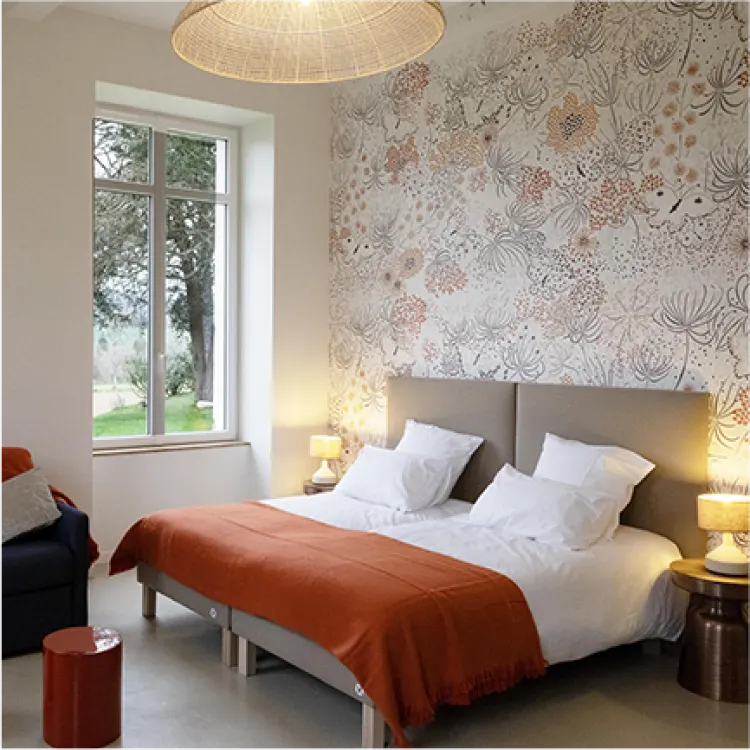 Pimpinella Suite, accessible ground-floor bedroom with floral wallpaper