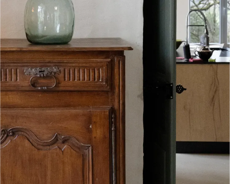 Buffet ancien en bois sculpté, Maison de Ninette près d'Agen