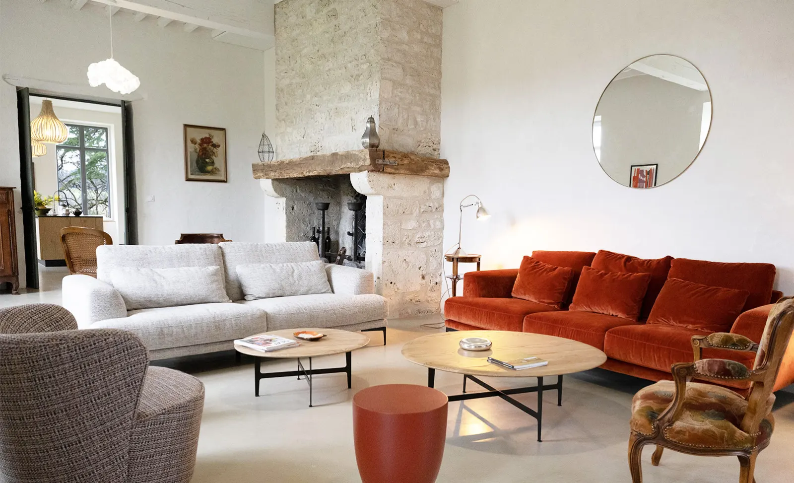 Salon avec cheminée en pierre et canapés, Maison de Ninette