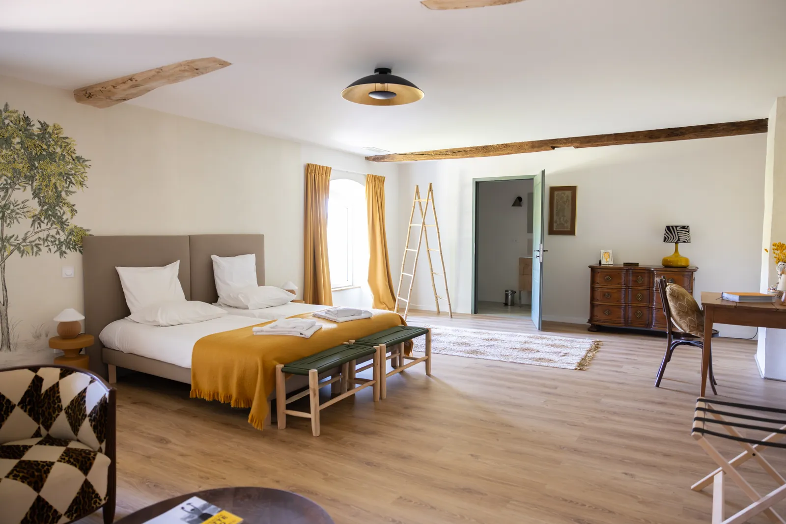 Suite Acacia, la plus grande chambre de la Maison de Ninette, poutres apparentes et coin lecture
